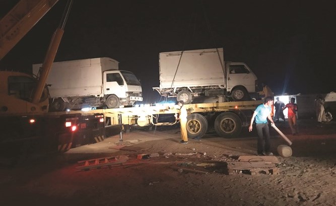 جانب من عملية رفع البقالات المتنقلة﻿