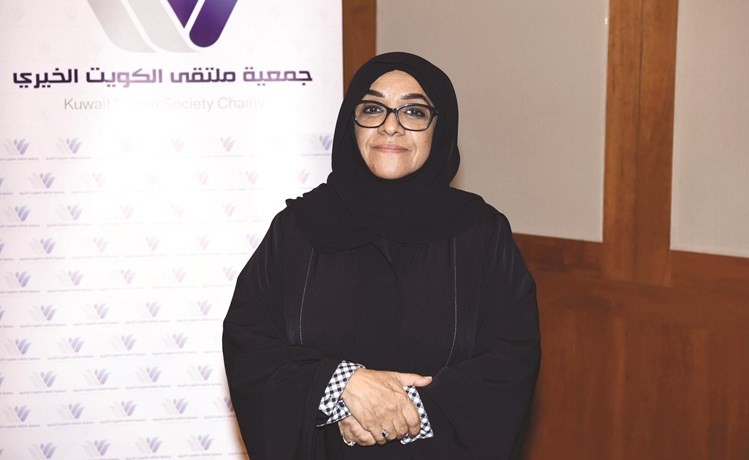 فاطمة الدويسان تلقي محاضرتها﻿