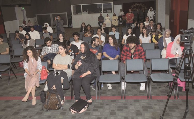 جانب من الحضور خلال المحاضرة ﻿