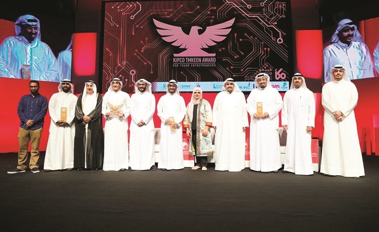 الفائزون بالمراكز الثلاثة الأولى مع عضو مجلس إدارة شركة المشاريع السفير عبدالله بشارة ﻿