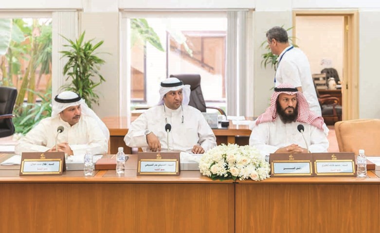 محمد هايف والحميدي السبيعي وطلال الجلال اثناء اجتماع اللجنة التشريعية﻿