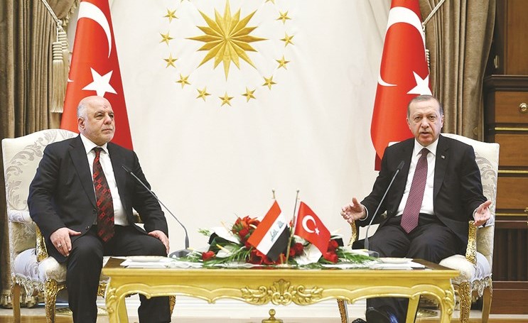 الرئيس التركي رجب طيب أردوغان مستقبلا رئيس الوزراء العراقي حيدر العبادي في أنقرة أمس	(أ.پ)﻿