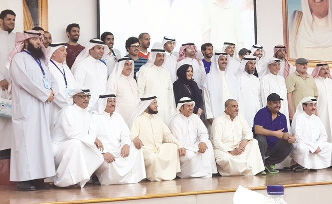 فليطح وكرم والسهلي مع أبطال نادي الصم في لقطة تذكارية ﻿