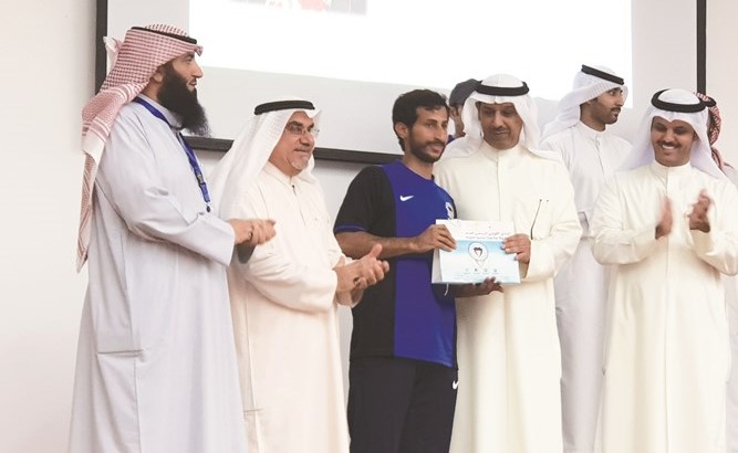 فليطح يكرم أحد الابطال بحضور كرم ﻿