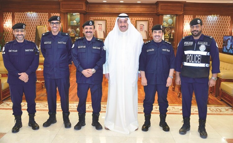 الشيخ فيصل الحمود مستقبلا اللواء فؤاد الأثري وعددا من رجال الأمن﻿