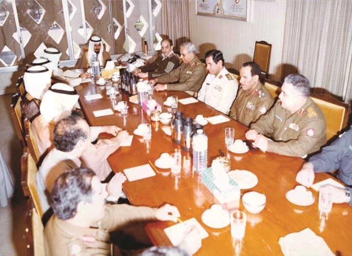 الأمير الراحل الشيخ جابر الأحمد (رحمه الله) مترئسا أحد الاجتماعات العسكرية بحضور المغفور له بإذن الله تعالى عبدالله فراج الغانم﻿