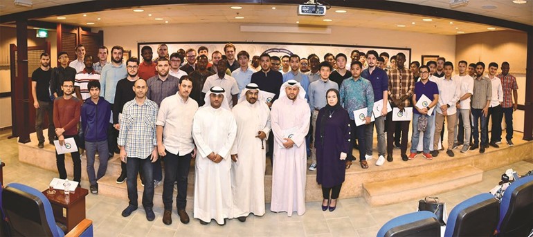 صورة جماعية للمشاركين في اللقاء﻿