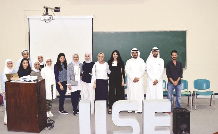 عدد من المشاركين في الندوة﻿