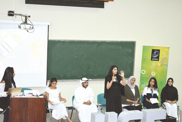 إحدى المشاركات تقدم تجربتها﻿