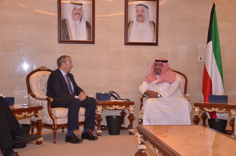 الشيخ ثامر العلي خلال اجتماعه مع السفير البريطاني مايكل دافنبورت