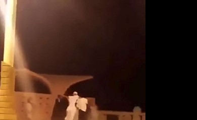 بالفيديو.. مشاجرة حامية بين رجال ونساء في السعودية ..والسبب !