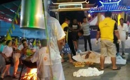 بالفيديو.. لحظة موت زعيم طائفة وثنية بعد "غليانه" في وعاء معدني حبس نفسه فيه وأُوقدت تحته النار