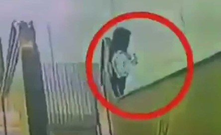 بالفيديو.. شاهد لحظة إنقاذ طفلة سحبها الدرج الكهربائي عدة أمتار