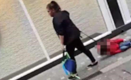بالفيديو.. بريطانية تروّع المارة وتظهر بفيديو تجر طفلا على الرصيف