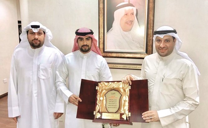 جواد يقدم درعا تذكارية لعلي وهاشم الزلزلة﻿