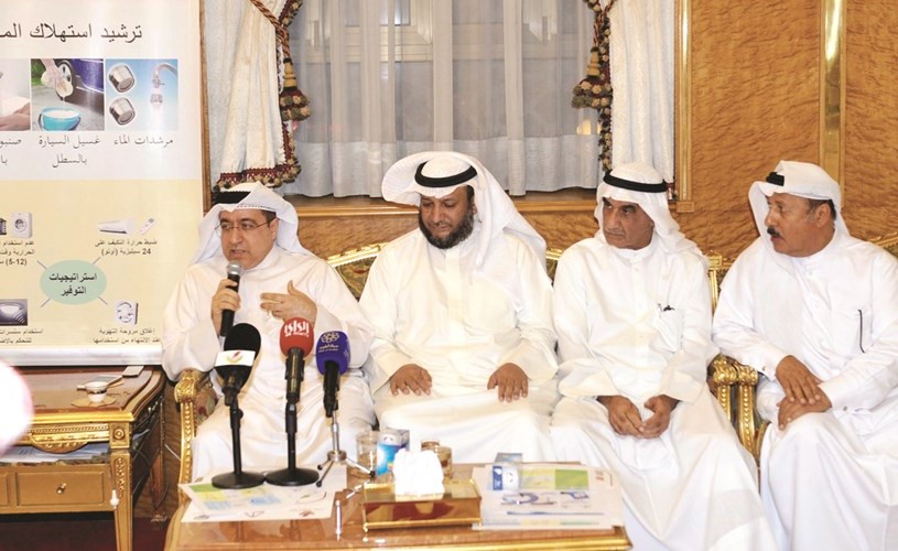 م. محمد بوشهري متحدثا خلال الندوة بحضور م.خليفة الفريج وعبدالعزيز المشاري وجواد بوخمسين﻿