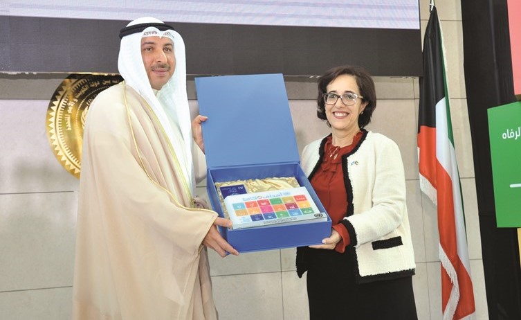 السفير ناصر الهين يتسلم تكريم الأمم المتحدة من زينب بن جلون	(زين علام)﻿