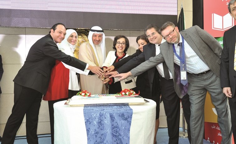 السفير ناصر الهين وزينب بن جلون وأعضاء مكتب الأمم المتحدة في الكويت يقطعون كيكة الحفل﻿