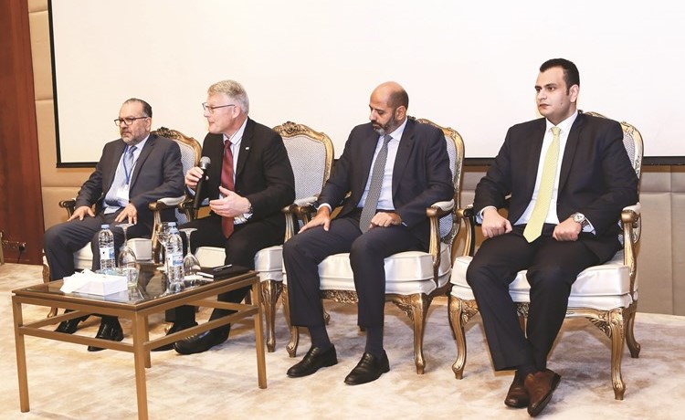 مارتن دين متحدثا خلال الندوة﻿