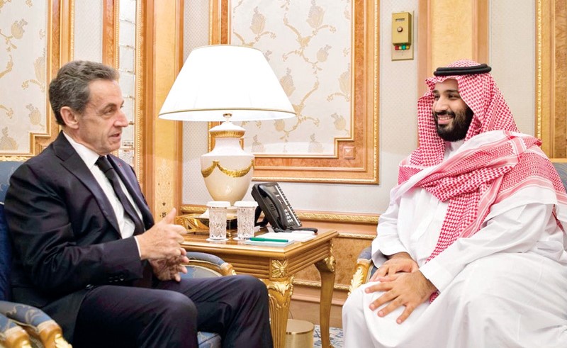 صاحب السمو الملكي الأمير محمد بن سلمان ولي العهد السعودي نائب رئيس مجلس الوزراء وزير الدفاع خلال لقائه الرئيس الفرنسي الأسبق نيكولا ساركوزي على هامش مبادرة مستقبل الاستثمار 	 	           (أ.ف.پ)