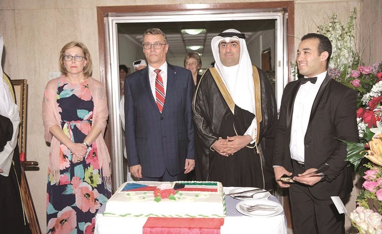 خالد الروضان وسفير التشيك مارتن دفوراك وحرمه لدى قطع كعكة الاحتفال	(محمد هنداوي)﻿
