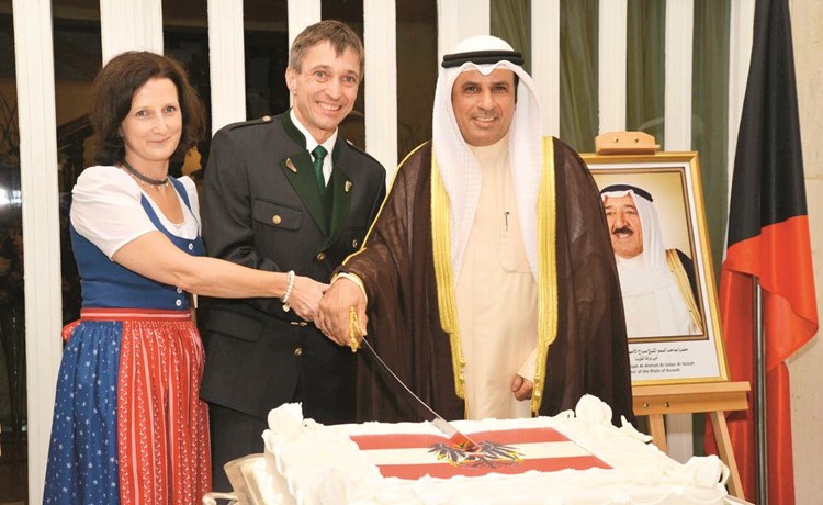 د.فالح العزب والسفير النمساوي د.زيغورد باخر وحرمه يقطعون كعكة الاحتفال	(شانافاس قاسم)