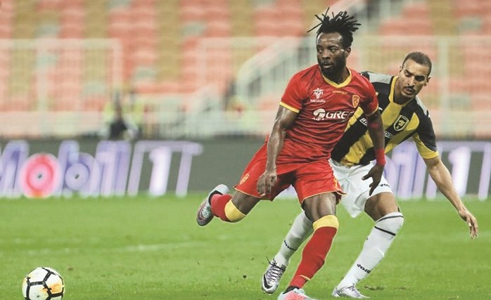 لاعب القادسية ستانلي اوهاويتشي يحاول المرور من لاعب الاتحاد ﻿