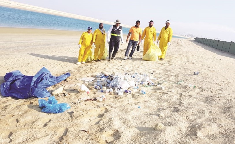 وليد الفاضل وعدد من المشاركين في الحملة ﻿