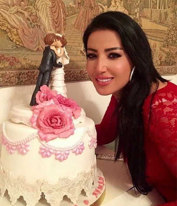 سمية الخشاب تضع نفسها في موقف محرج وتنشر صورة من حفل زفافها السابق