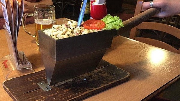 هذه أغرب أساليب تقديم الوجبات في المطاعم