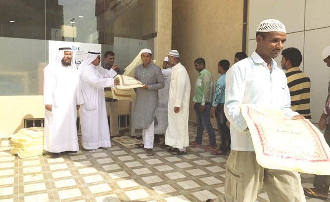 العميش يوزع الإحرامات على المعتمرين﻿