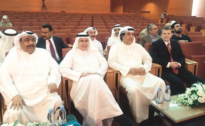 د.عبدالوهاب الفوزان يتوسط حمد الحميضي ود.خالد السهلاوي خلال الورشة﻿