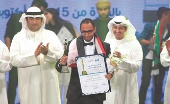 المخرج المصري محمد أحمد يتسلم جائزة أفضل أزياء﻿