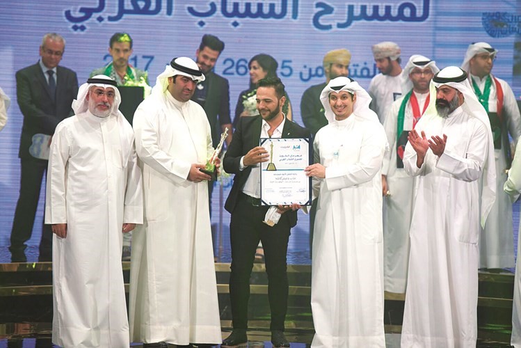 المخرج العراقي وميض كاظم يتسلم جائزتي أفضل تأليف وأفضل عرض متناغم﻿