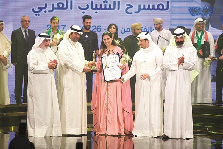 المغربية مونيه لمكيمل تتسلم جائزة أفضل ممثلة دور أول	(عادل سلامة)﻿