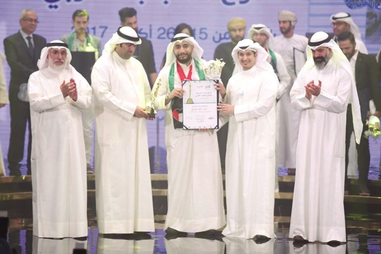 المخرج الكويتي أحمد العوضي يتسلم جائزتي أفضل إخراج وأفضل عرض متكامل﻿