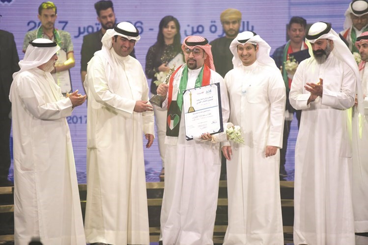 عبدالله خالد النصار يتسلم جائزة أفضل إضاءة﻿