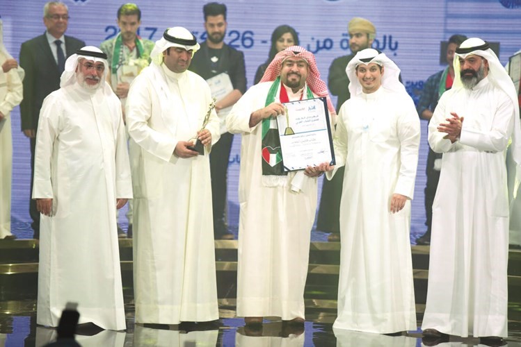 فاضل النصار يتسلم جائزة أفضل ديكور﻿