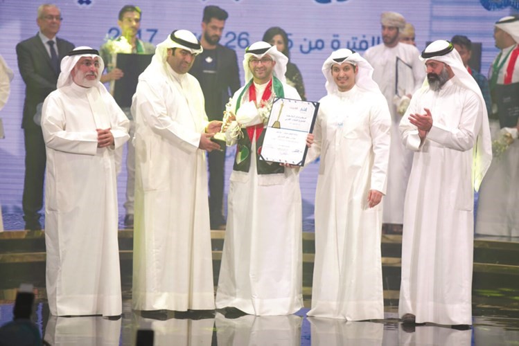 علي الحسيني يتسلم جائزة أفضل ممثل دور أول﻿