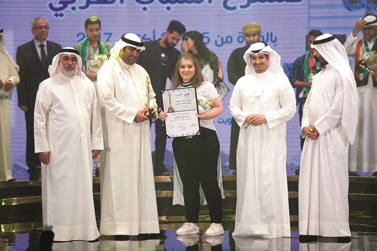 فرح الحجلي تتسلم جائزة أفضل ممثلة دور ثان﻿