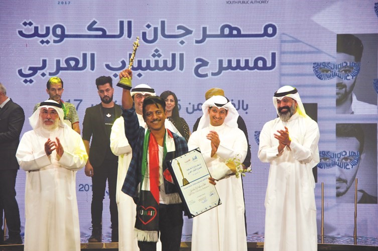 عبدالله عباس يتسلم جائزة أفضل موسيقى ومؤثرات صوتية﻿
