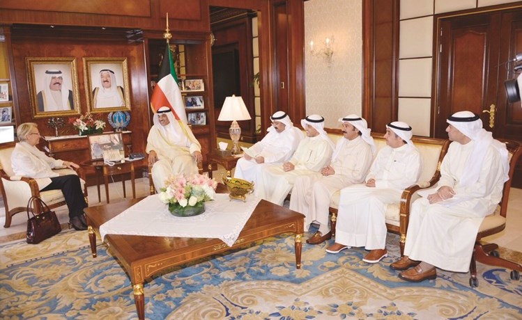 الشيخ صباح الخالد مستقبلا عضو البرلمان الأوروبي ورئيسة وفد العلاقات مع دول شبه الجزيرة العربية ميشيل إليوت ماري ﻿