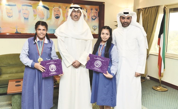 الشيخ فواز الخالد مع الطالبتين شوق الشحومي وسلوى الراشد﻿