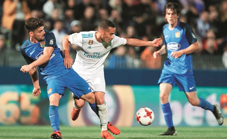 نجم ريال مدريد فاسكيز يتعرض للعرقلة من لاعب فوينلابرادا 	(أ.پ)﻿