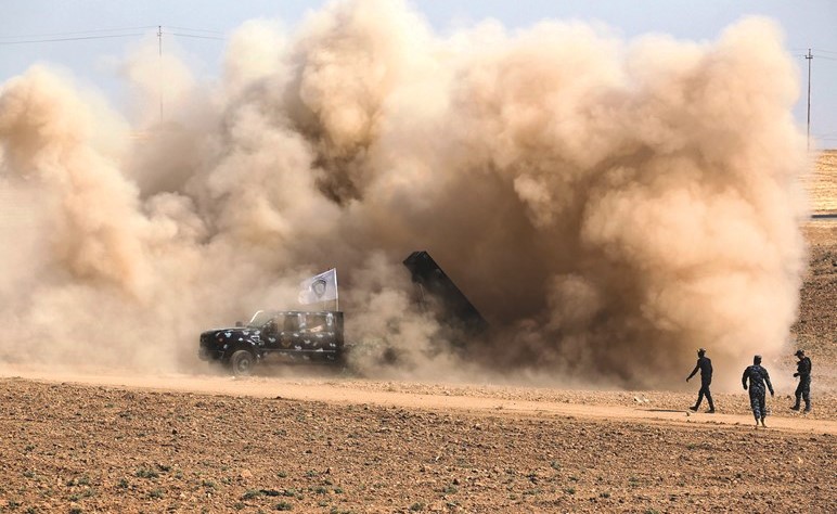 قاذفة صواريخ تابعة للقوات العراقية عقب إطلاق النار على مواقع البيشمركة في منطقة فيش خابور على الحدود التركية والسورية أمس الأول (أ.ف.پ)﻿