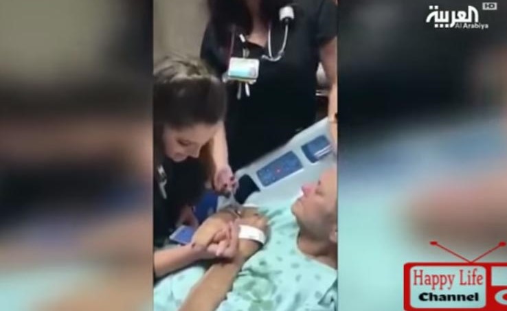 فيديو يحصد ملايين المشاهدات.. ممرضة "ملائكية" تغني لمريضتها أغنيتها المفضلة أثناء احتضارها