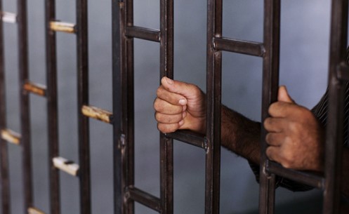 "ظفر" مكسور يحلّ لغز مقتل سيدة سعودية على درج منزلها