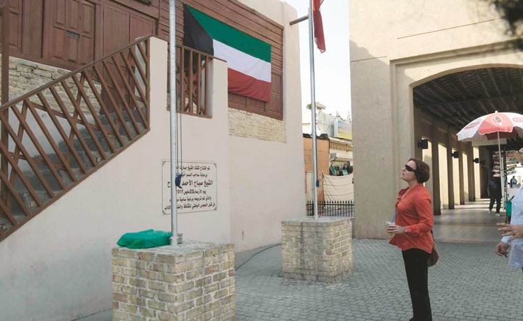 الباحثة في معهد علم الأحياء الفلكية التابع لـناسا د.كيم بينستيد خلال زيارتها إلى كشك مبارك﻿