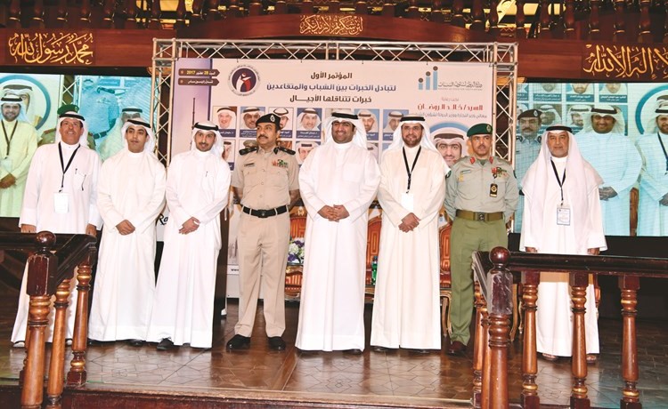 لقطة جماعية تضم خالد الروضان وعبدالوهاب البابطين ود.صلاح العبدالجادر عقب المؤتمر ﻿