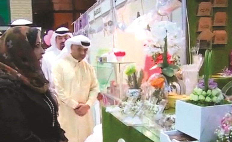 شيخة العدواني تتفقد المعرض﻿